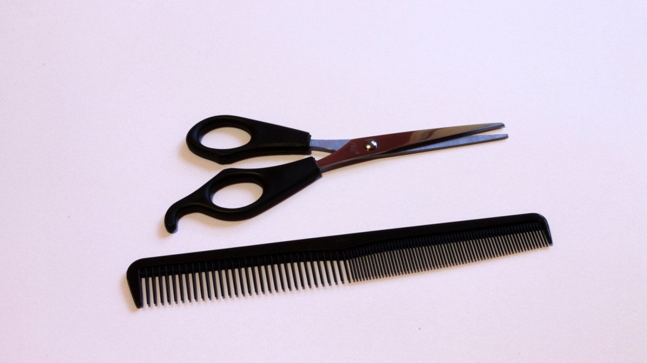 Scissors and comb for creating shortcuts